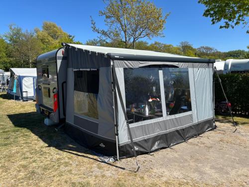 Zwarte Thule Omnistor 6300 luifel 4.00m x 2.50m inclusief nieuwe zijwanden