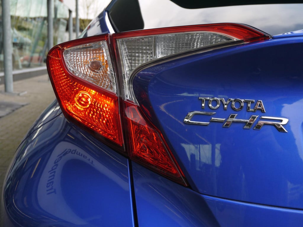 Toyota C-hr 1.8 hybrid bi-tone|dealeronderhouden|rijklaar