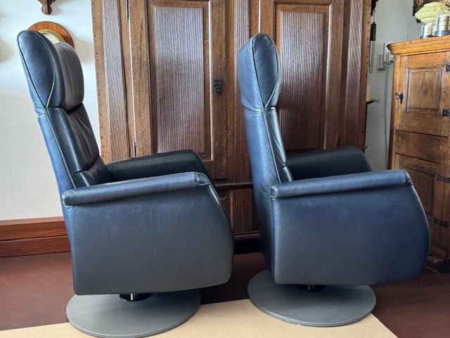 Prominent Twee relaxfauteuils/fauteuils /stoelen.