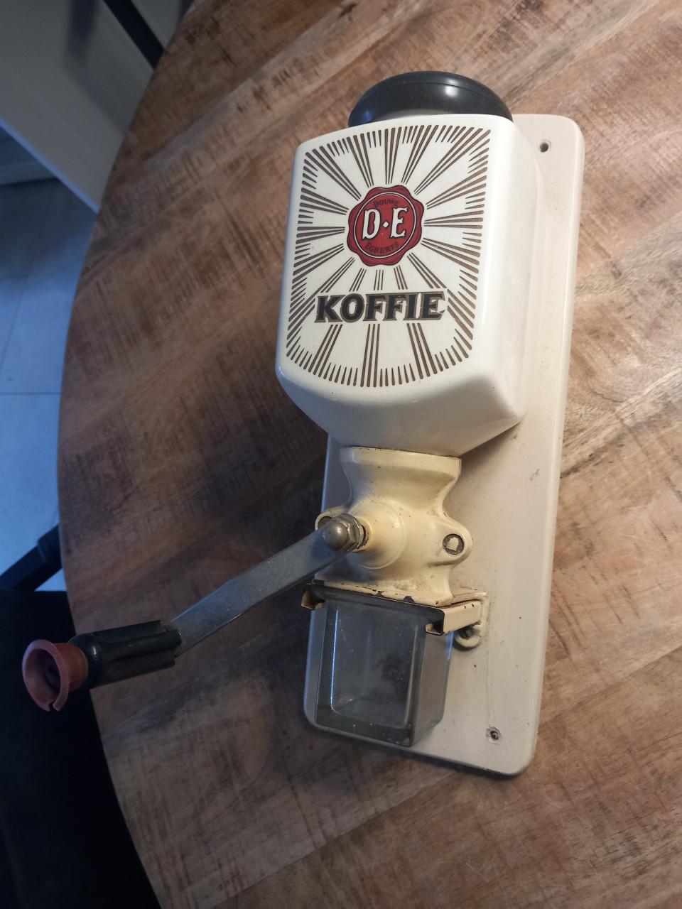 Douwe egberts gebruikte wand koffiemolen volledig authentiek met afdekhoes