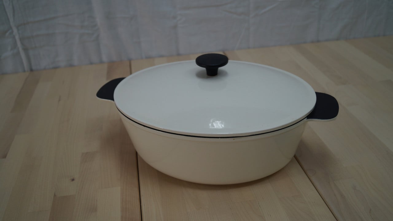 Witte ovale gietijzeren braadpan van IKEA.