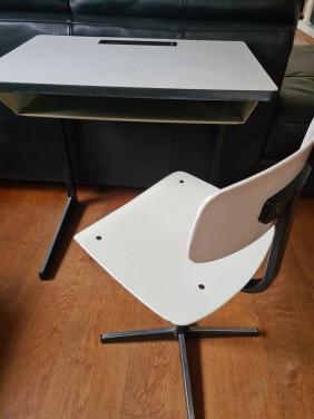 Leuk en handig kindertafeltje met bijpassend stoeltje hout / metaal