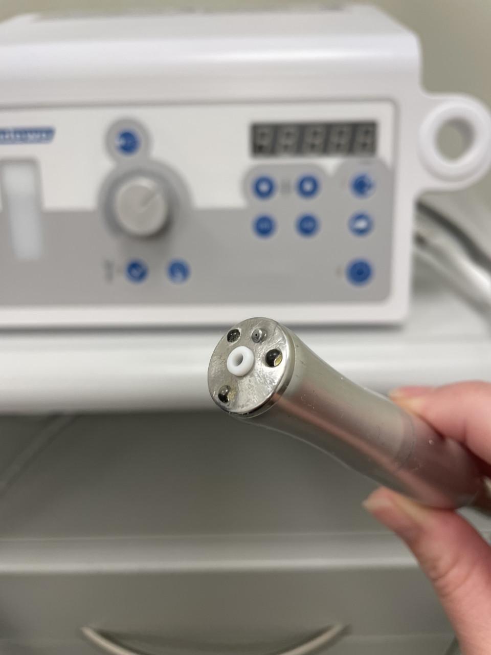 Pedicurestoel, pedicuremotor, instrumentenkast met loeplamp