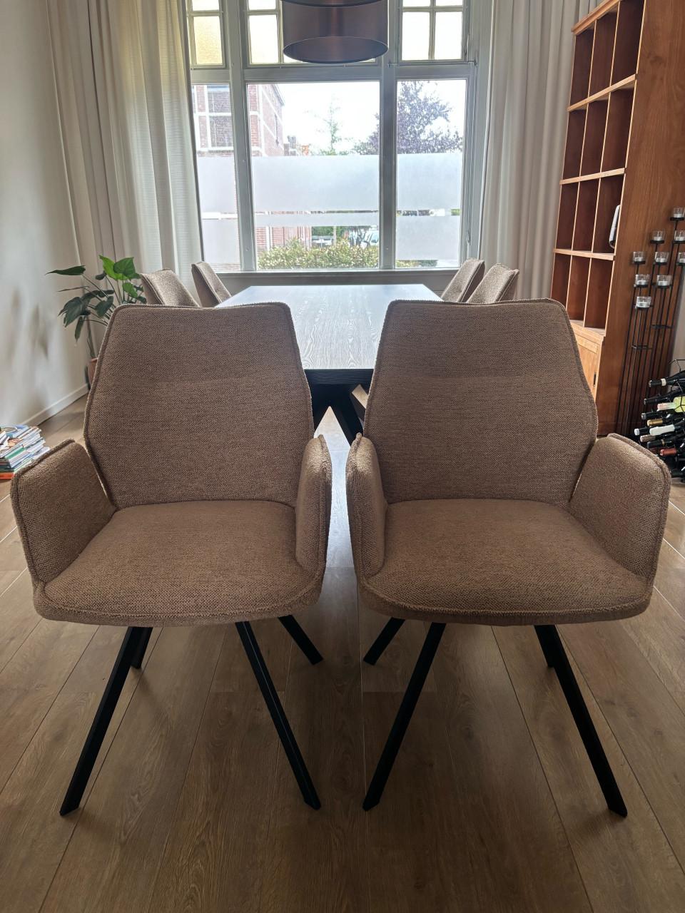 Eetkamerset – zwarte eettafel + 6 beige eetkamerstoelen