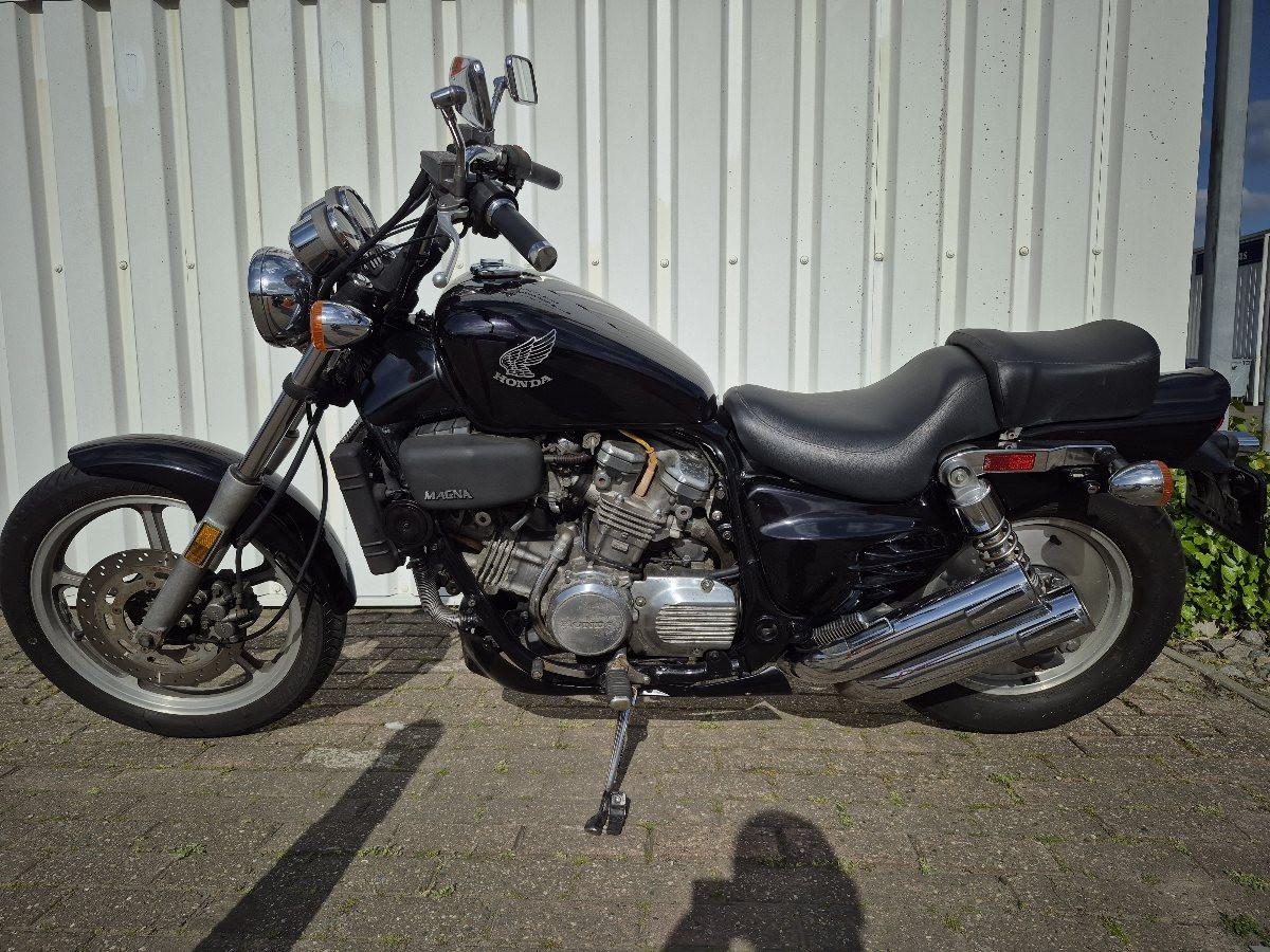 Honda Supermgna VF700c