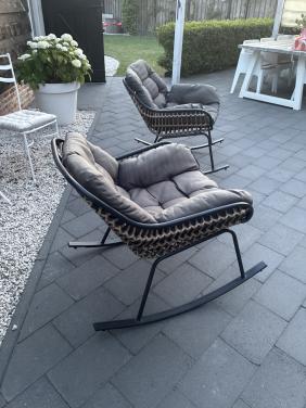 2 leuke schommelstoelen.