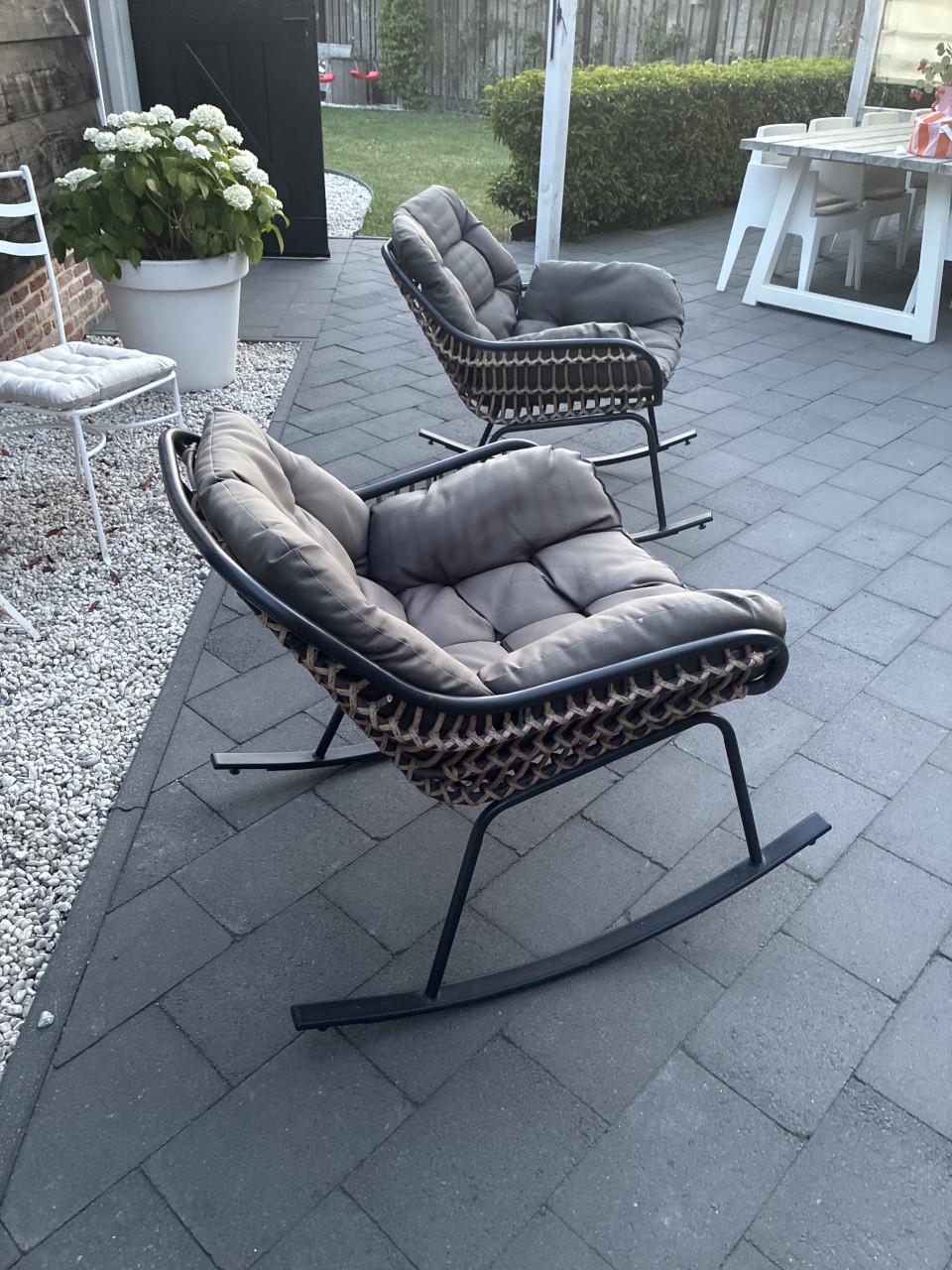 2 leuke schommelstoelen.