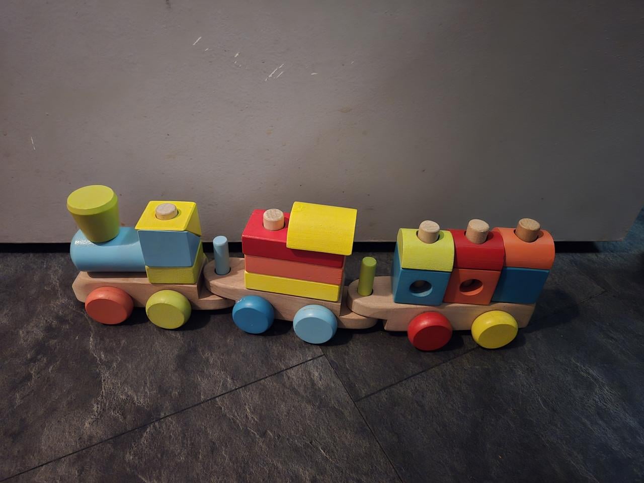 Houten blokkenstapeltrein. 18-delig