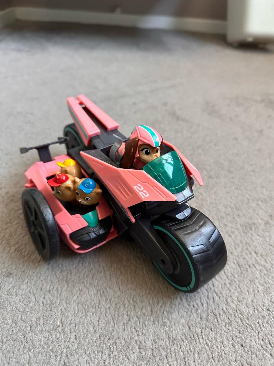 Paw patrol vliegdekschip hoofdkwartier met voertuigen en pups