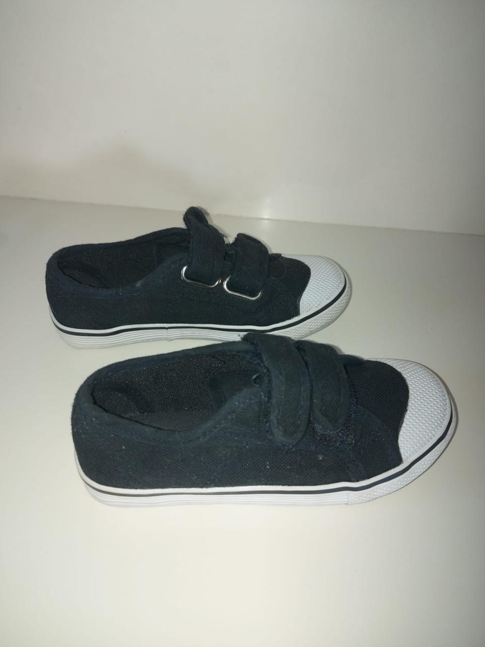 Zo goed als nieuwe zwarte gymschoenen maat 28 klittenband