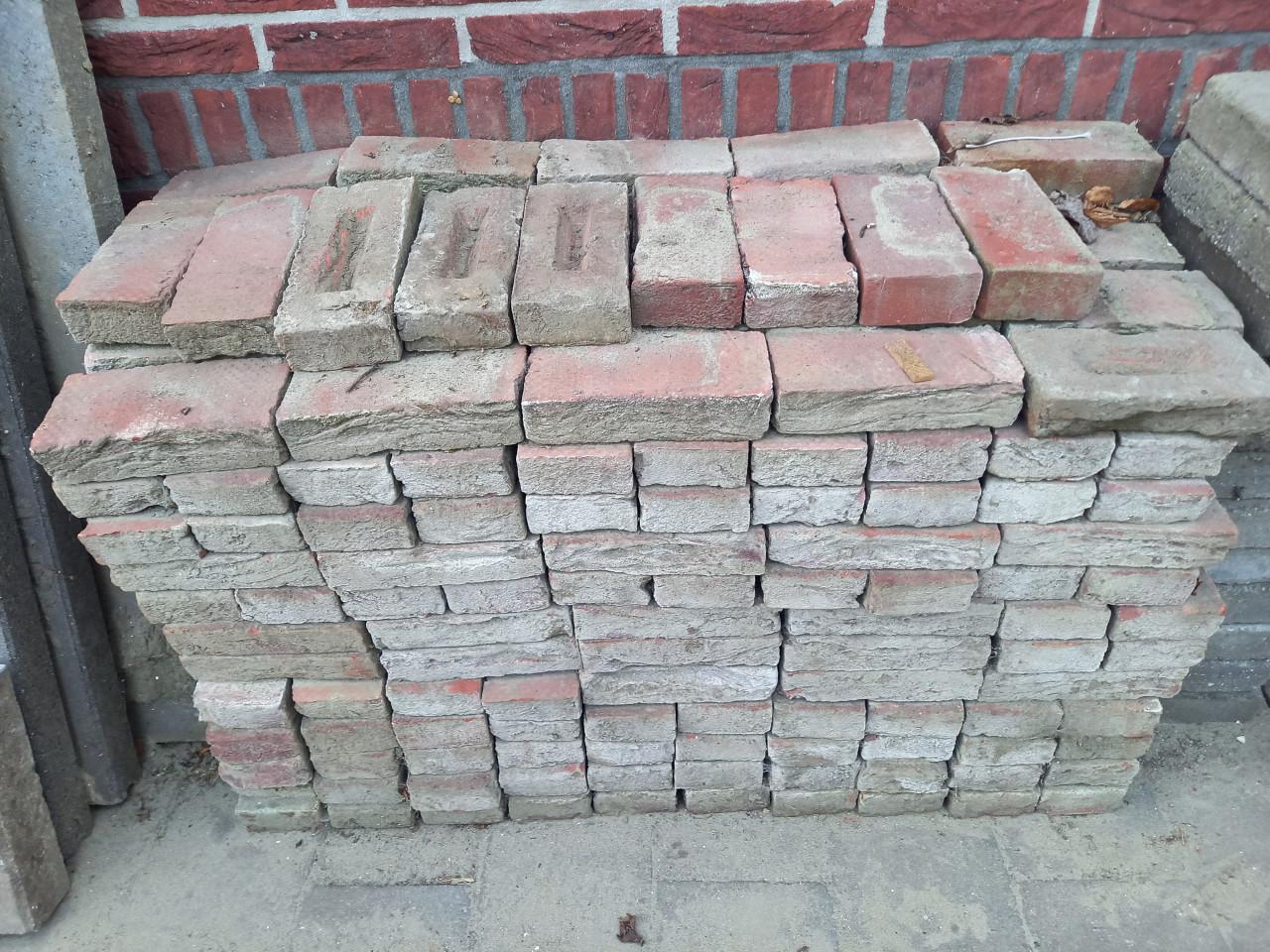 250 stuks metselstenen rood 20x10x5 voor b.v. tuinmuur