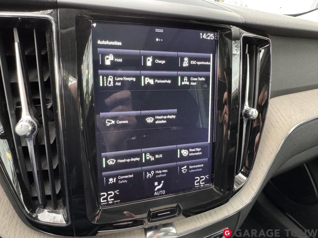 Volvo XC60 2.0 t8 twin engine awd inscription pano hud trekh
