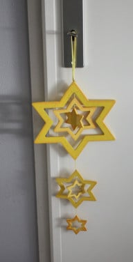 Gele houten kersthanger sterren