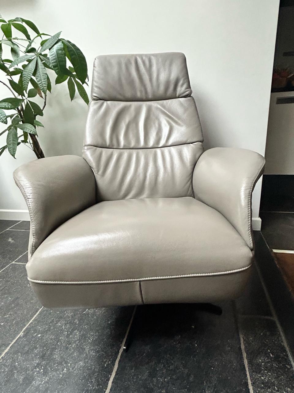 2 zeer mooie relax fauteuils izgs 350,- p/s