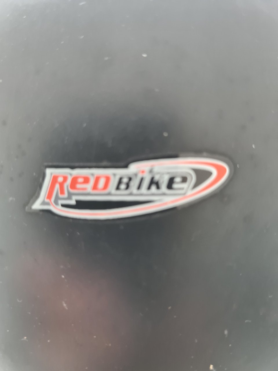 Red Bike mat zwarte helm Maat L