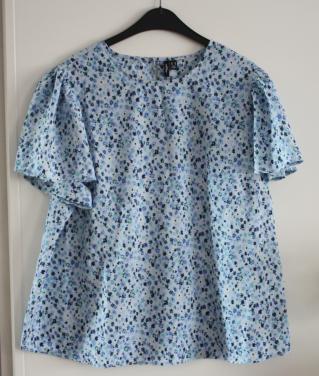 Licht blauwe  met bloemen print  shirt maat 48