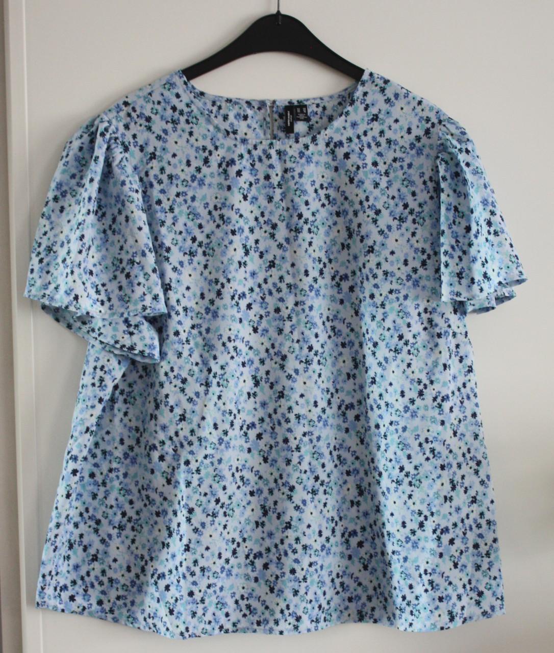 Licht blauwe  met bloemen print  shirt maat 48