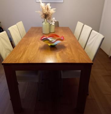 Massief teakhouten tafel met 6 leren stoelen
