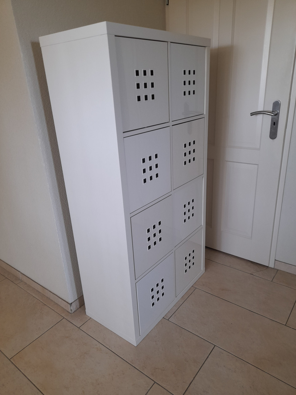 Houten vakkenkast met 8 kunstof bakken 39 x 76 x 147H ( in goede staat )