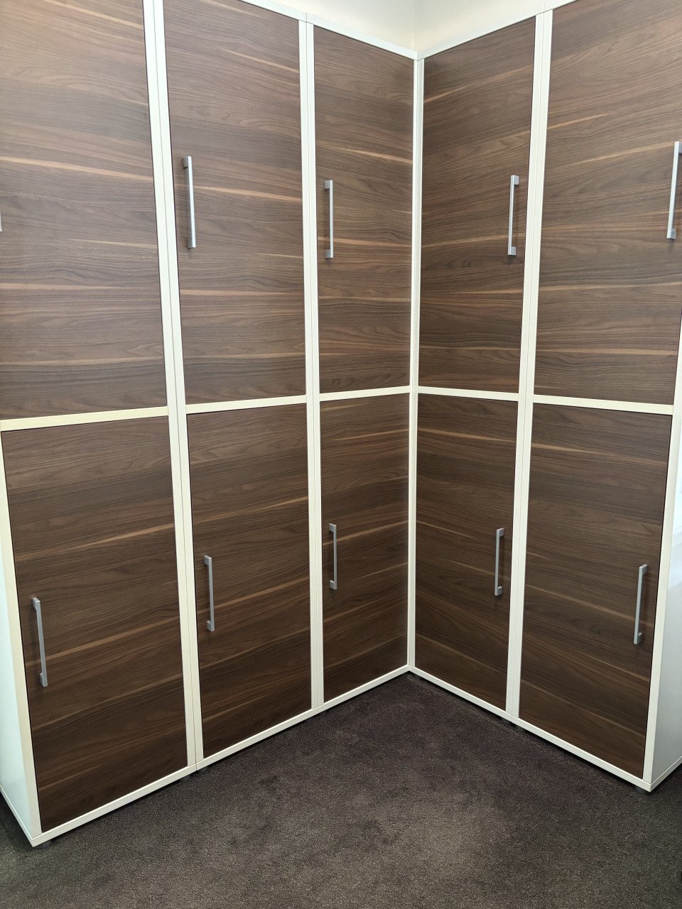 Bureau, kasten en bureaustoel walnoot
