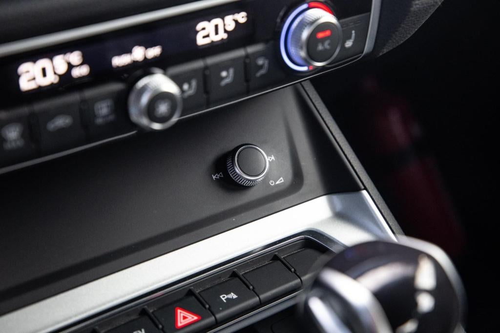 Audi Q3 45 tfsi e edition automaat / plug in hybrid / stoelverwarming / lee