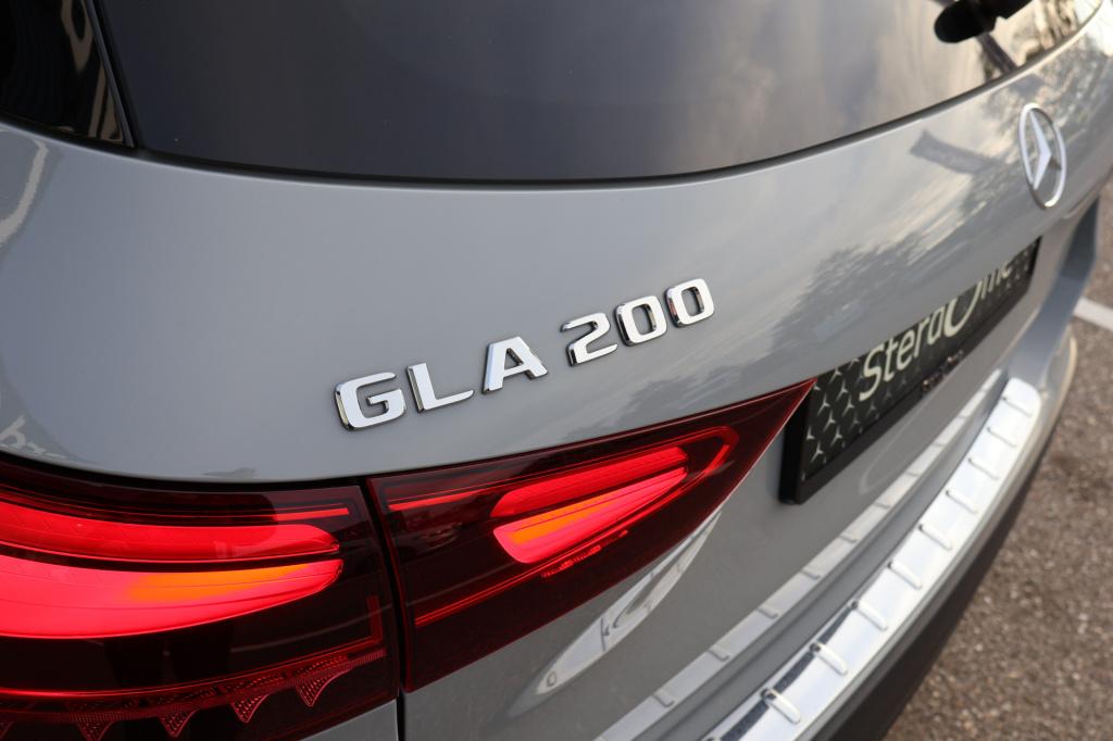 Mercedes-Benz Gla-klasse 200 amg line l mbux l panoramadak l led high perfo