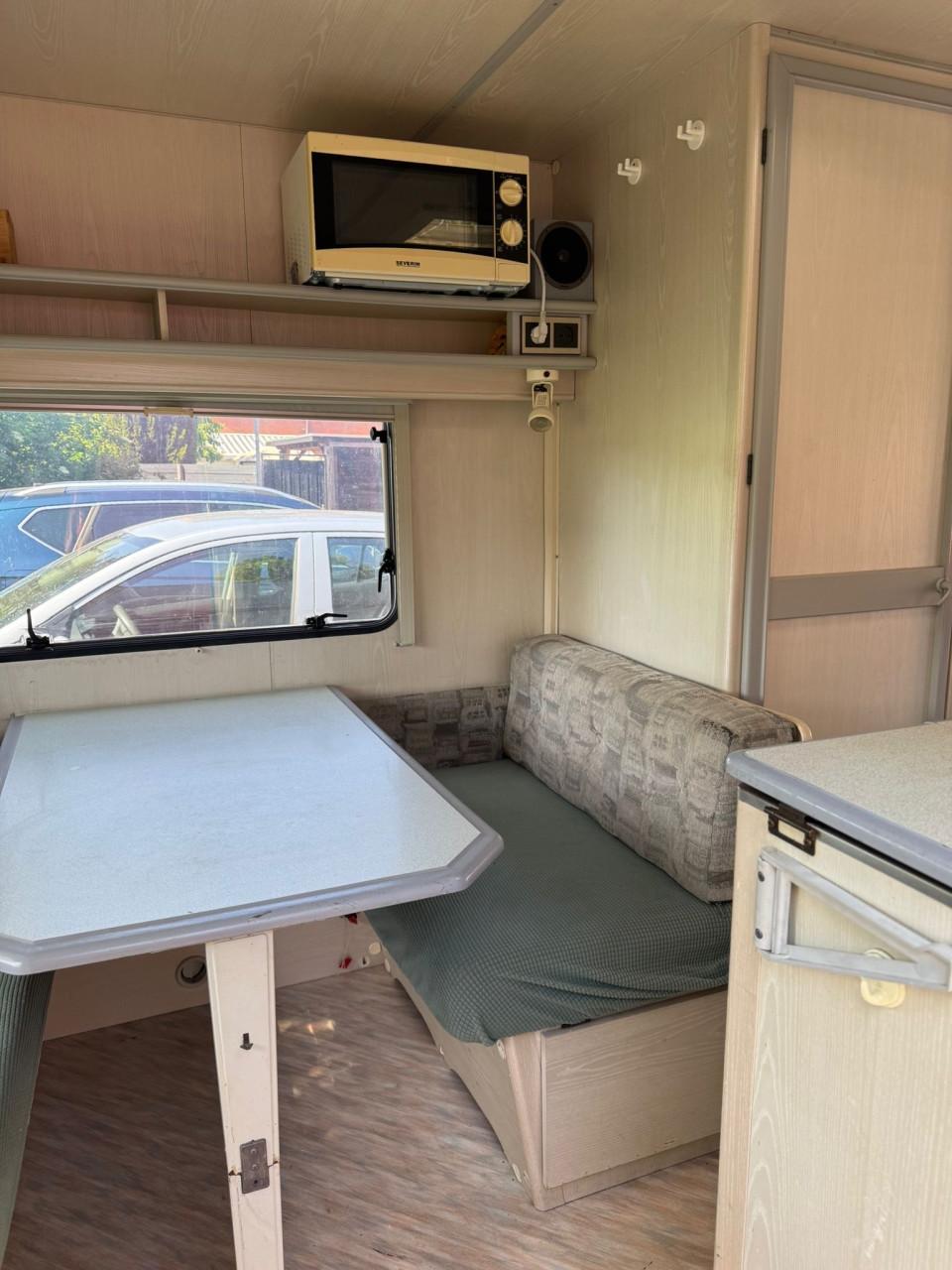 Caravan met voortent en luifel