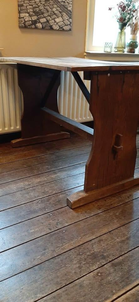 Antieke klooster tafels