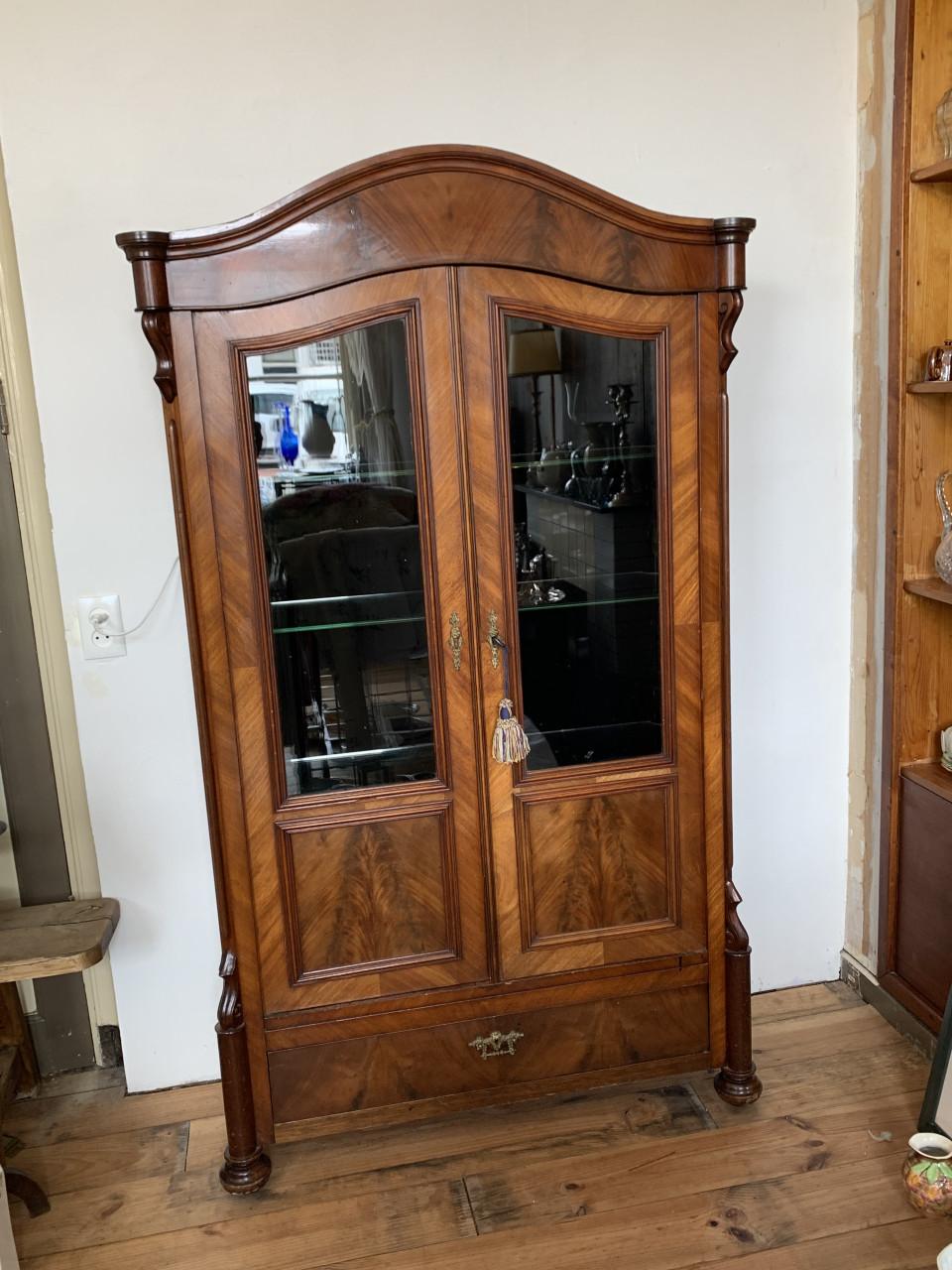 Kast met twee deurtjes en lade
