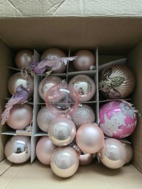 Kerstballen roze met slingers en bloemen