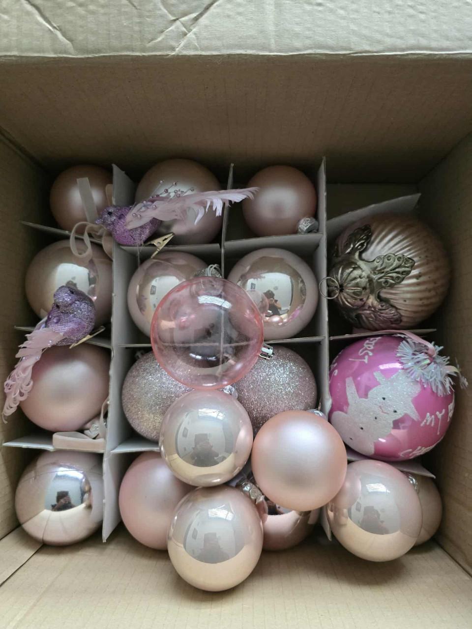 Kerstballen roze met slingers en bloemen