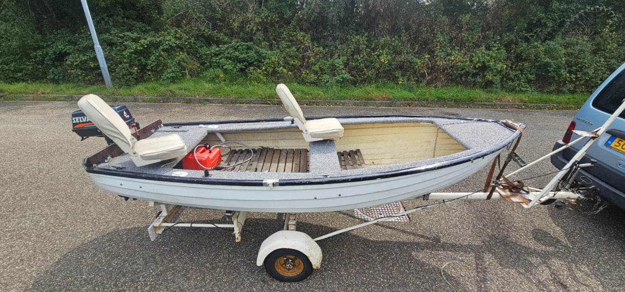 Leuk visbootje 365 lang met trailer en 6 pk moter.