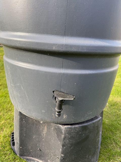 Harcostar regenton 227 liter met voet en kraantje