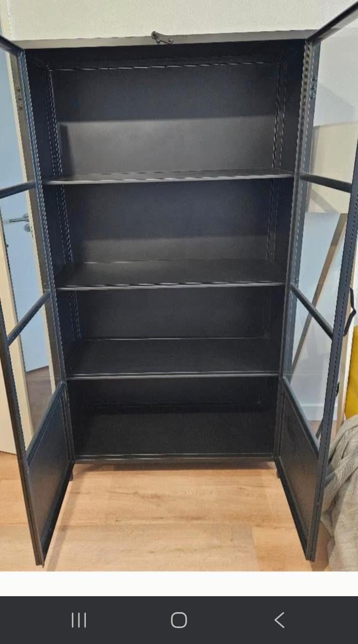 Te koop: zwart, metalen vitrinekast!
