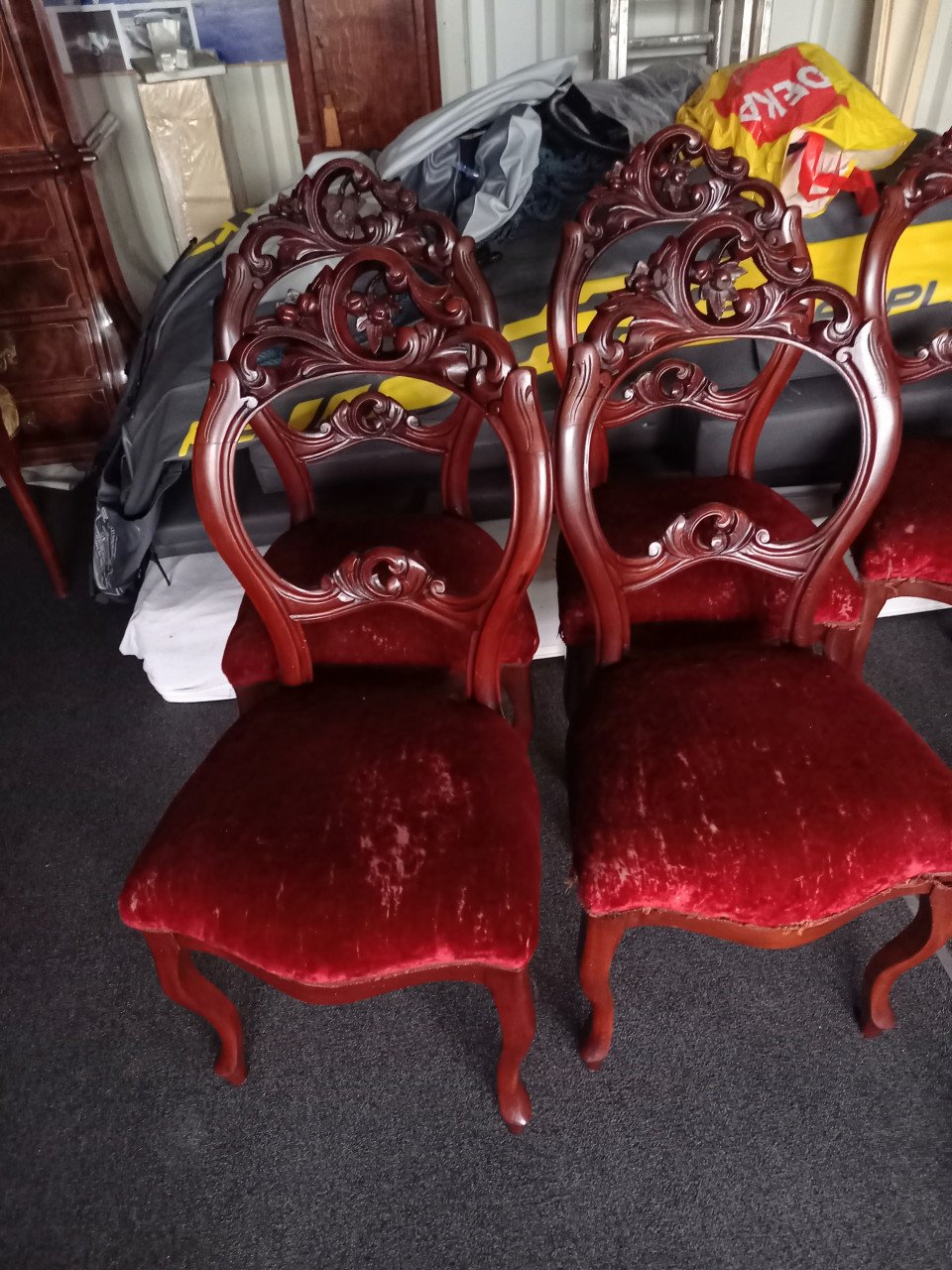 Div. oude stoelen en andere te koop