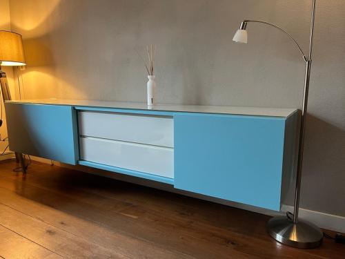 Zwevend houten tv-meubel glazen plaat