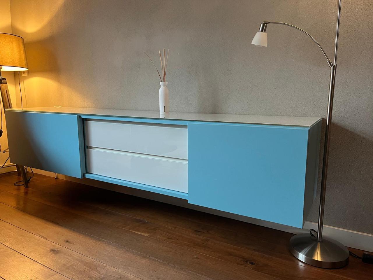 Zwevend houten tv-meubel glazen plaat