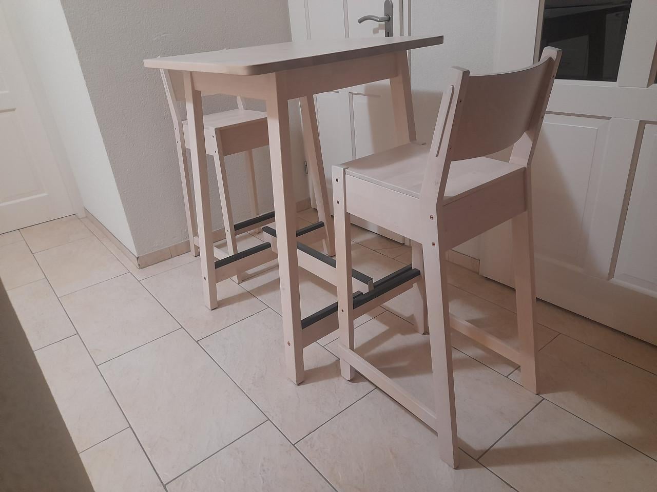 Bartafel 75 x 75 met 2 barkrukken (in goede nette staat )