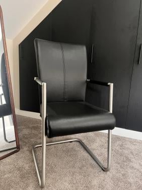 Zwart leren stoelen