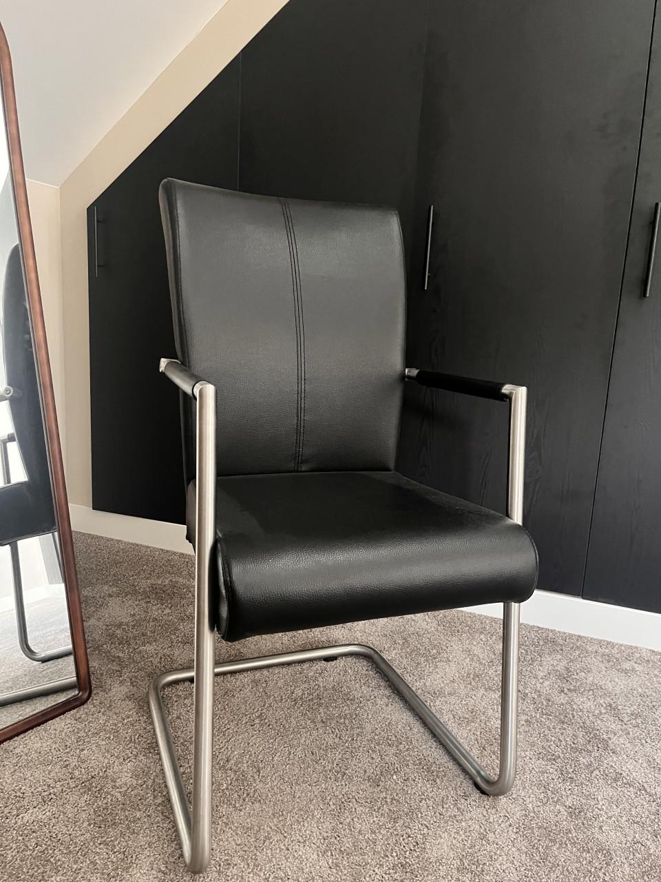 Zwart leren stoelen
