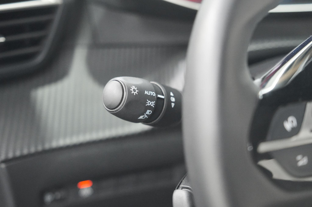 Peugeot 208 puretech 100 eat8 allure pack | camera | apple carplay | parkee