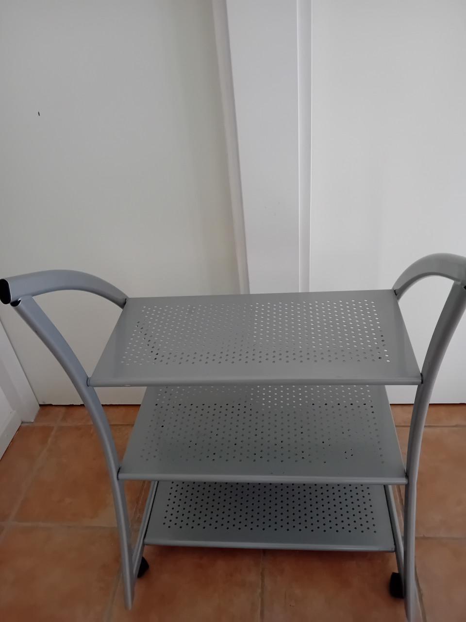 Audio rek op wieltjes
