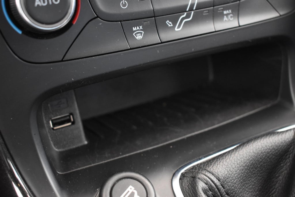 Ford Focus 1.0 titanium | cruise control | trekhaak | achteruitrijcamera | 