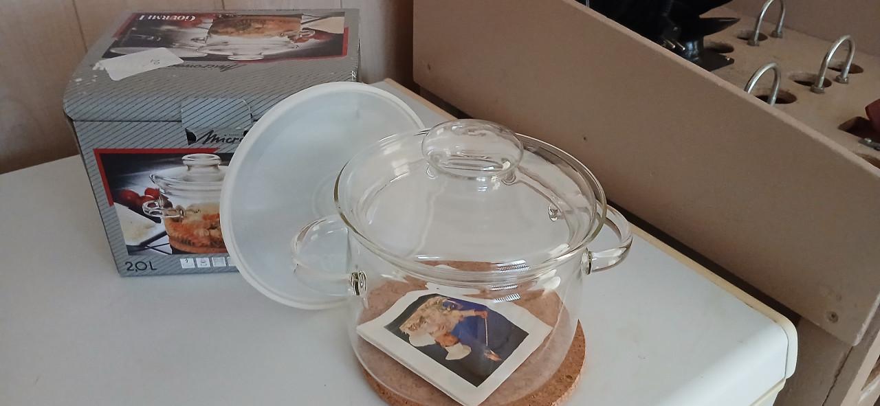 Glazen pot met deksel,onderzetter en vershoud deksel.nieuw!!