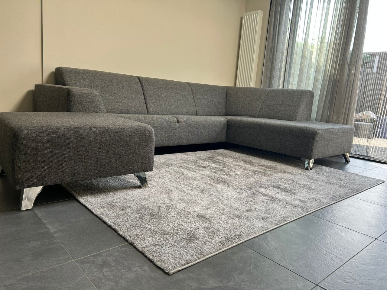 Hoekbank met hocker en kleed i.z.g.s.
