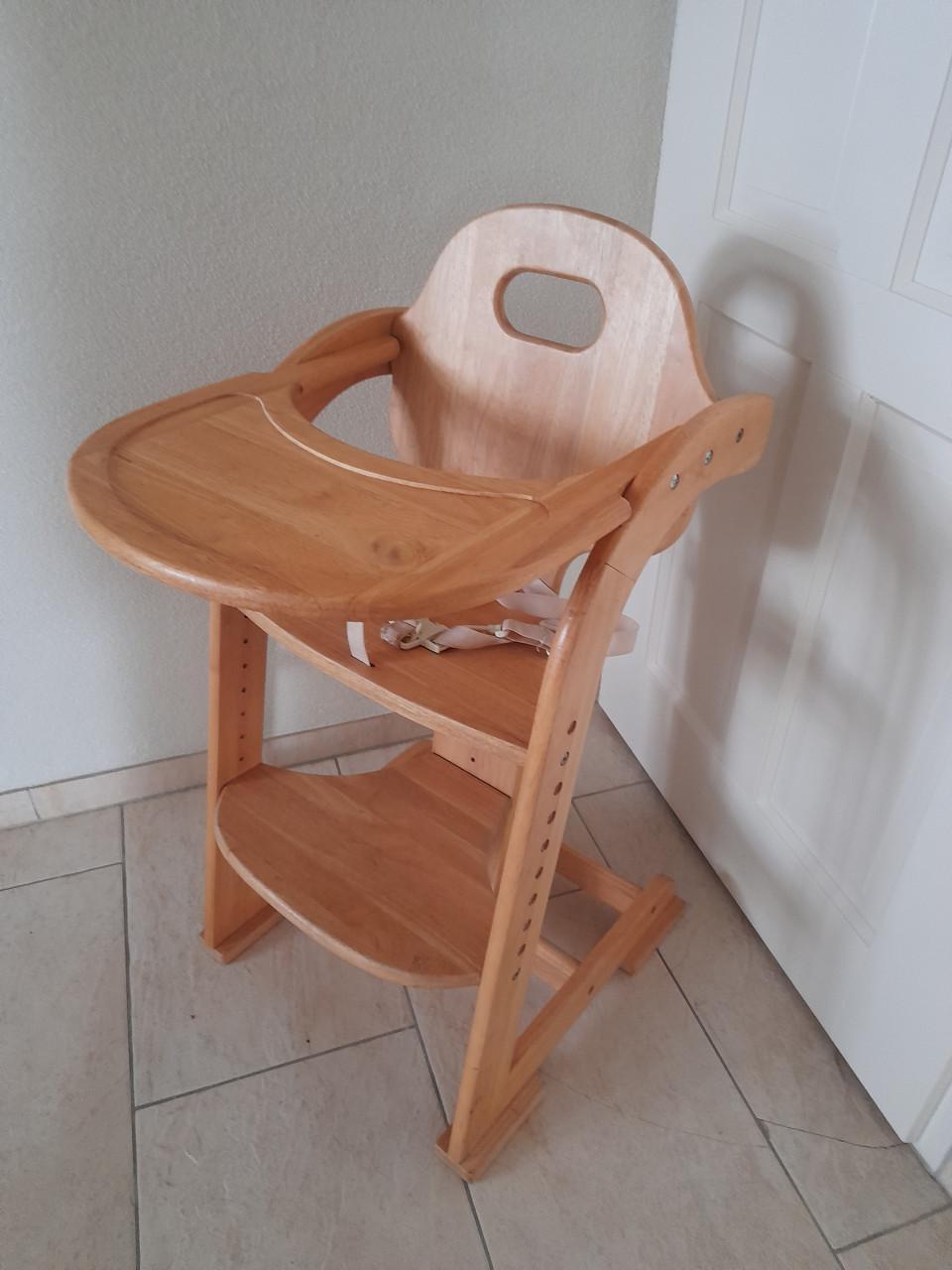 Houten kinderstoel ( in goede nette staat )