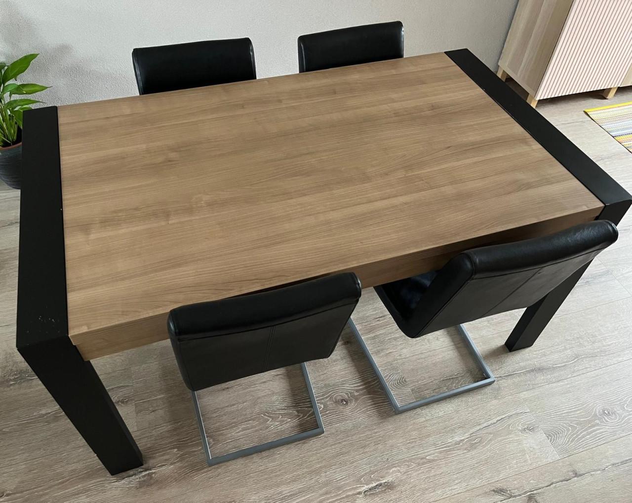 4 lederen stoelen met tafel