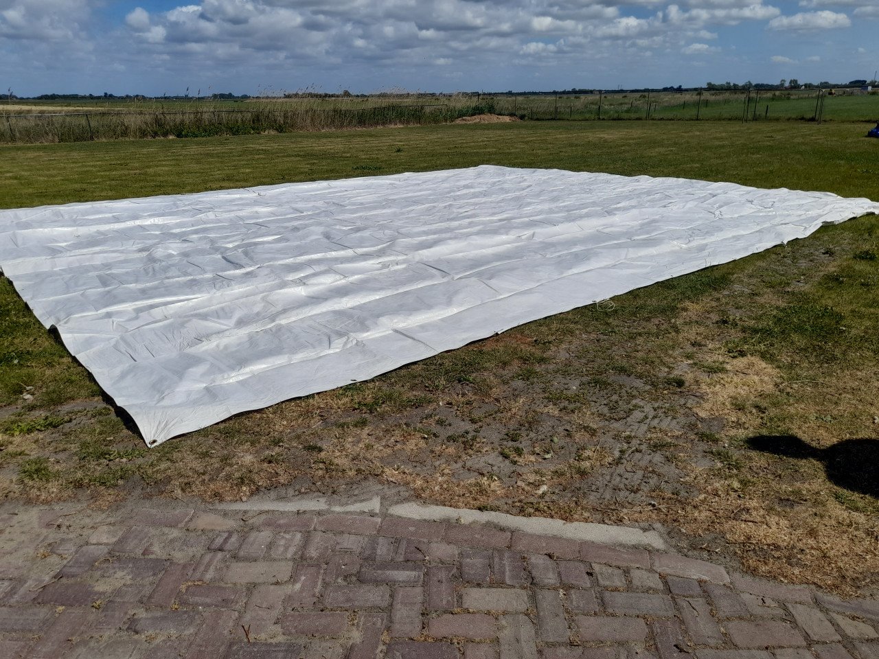Afdekzeil  circa 7 x 9 meter  (in goede staat )