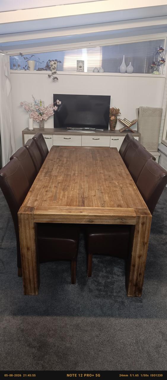 Tafel met 8 goede stoelen