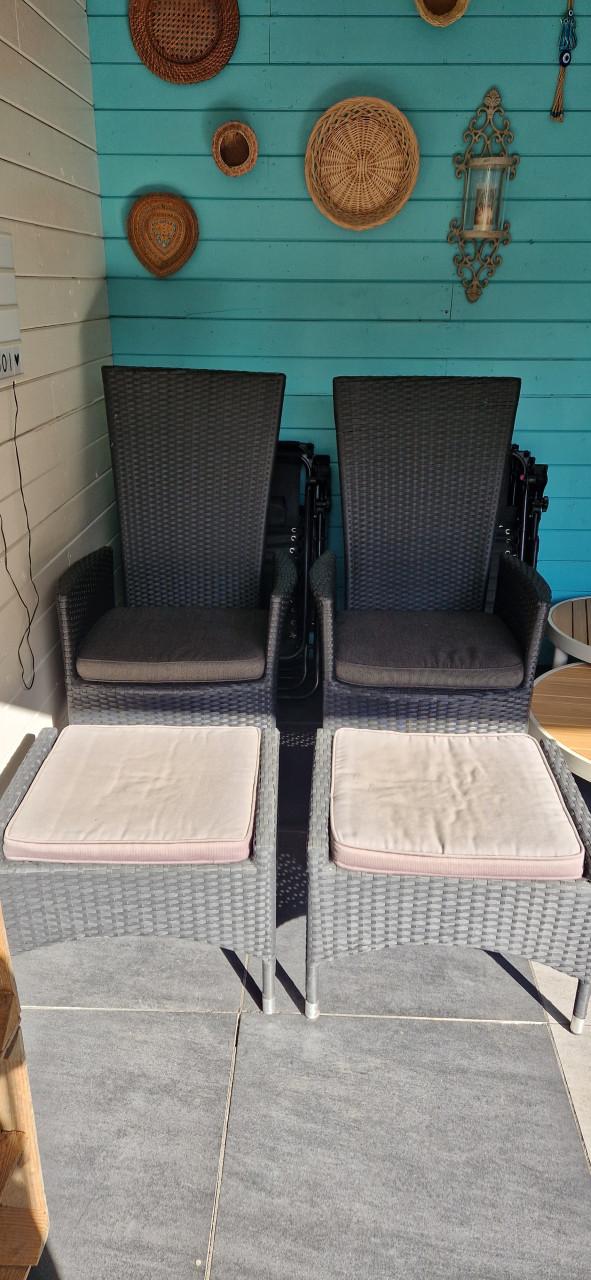 2 tuinstoelen met voetenbankjes